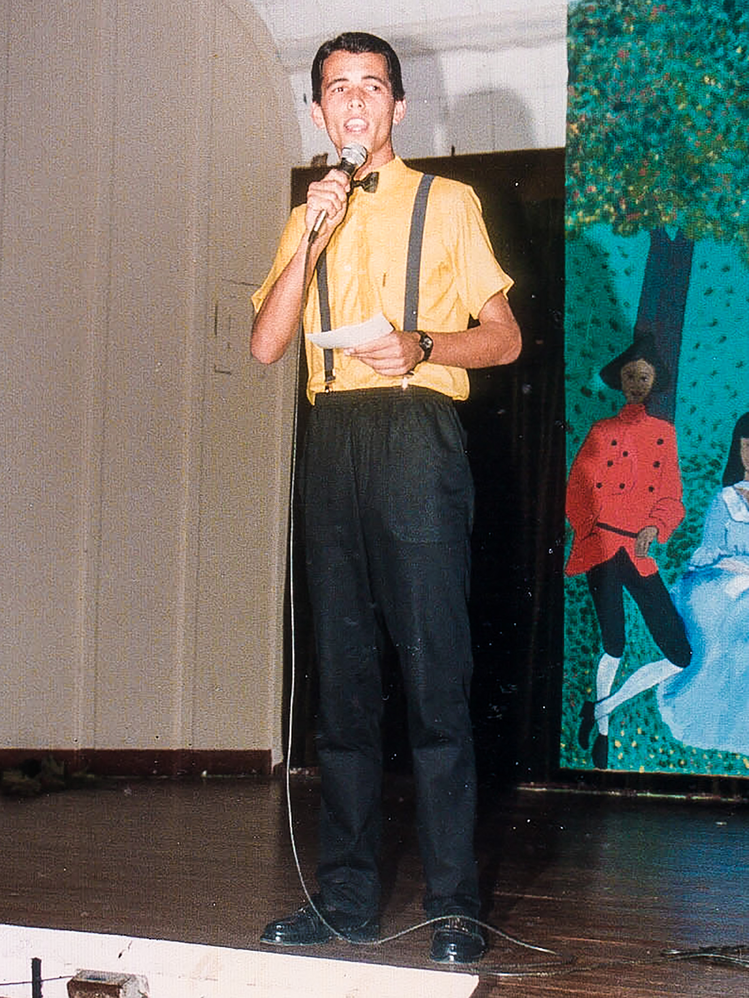 Paulo Bittencourt, cantando em evento do Instituto Adventista de Ensino, em São Paulo, onde estudou Teologia (1987)